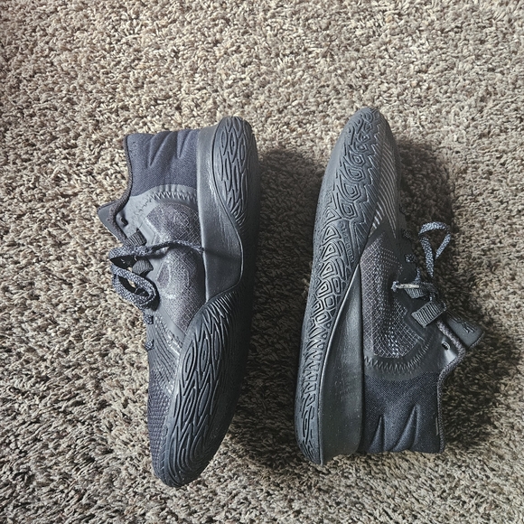 Nike Kyrie Irving Basketball Shoes - Picture 2 of 7